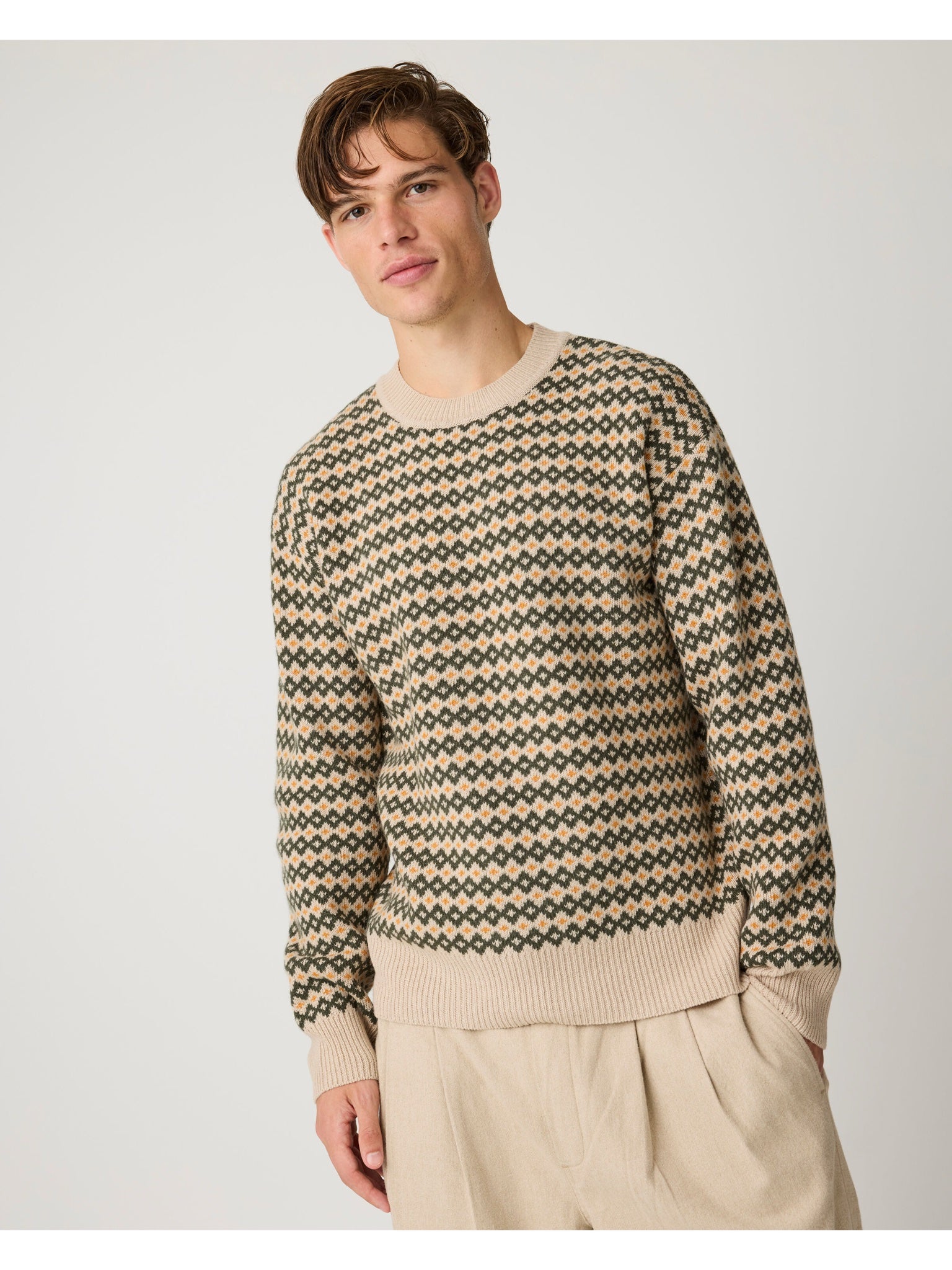 Pull jacquard col rond en pure laine d'agneau — KnowledgeCotton Apparel — Vert — porté | Appart 17 Bruxelles