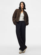 PCJABINA Blouson court zippé col montant à cordons — Pieces — Delicioso — porté 3 | Appart 17 Bruxelles