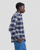 WORKWEAR Surchemise 2.0 en flanelle de coton régénératif — Lee — Insignia Blue — porté, de profil 4 | Appart 17 Bruxelles