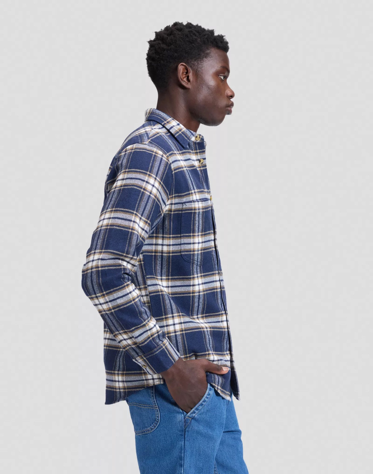 WORKWEAR Surchemise 2.0 en flanelle de coton régénératif — Lee — Insignia Blue — porté, de profil 4 | Appart 17 Bruxelles