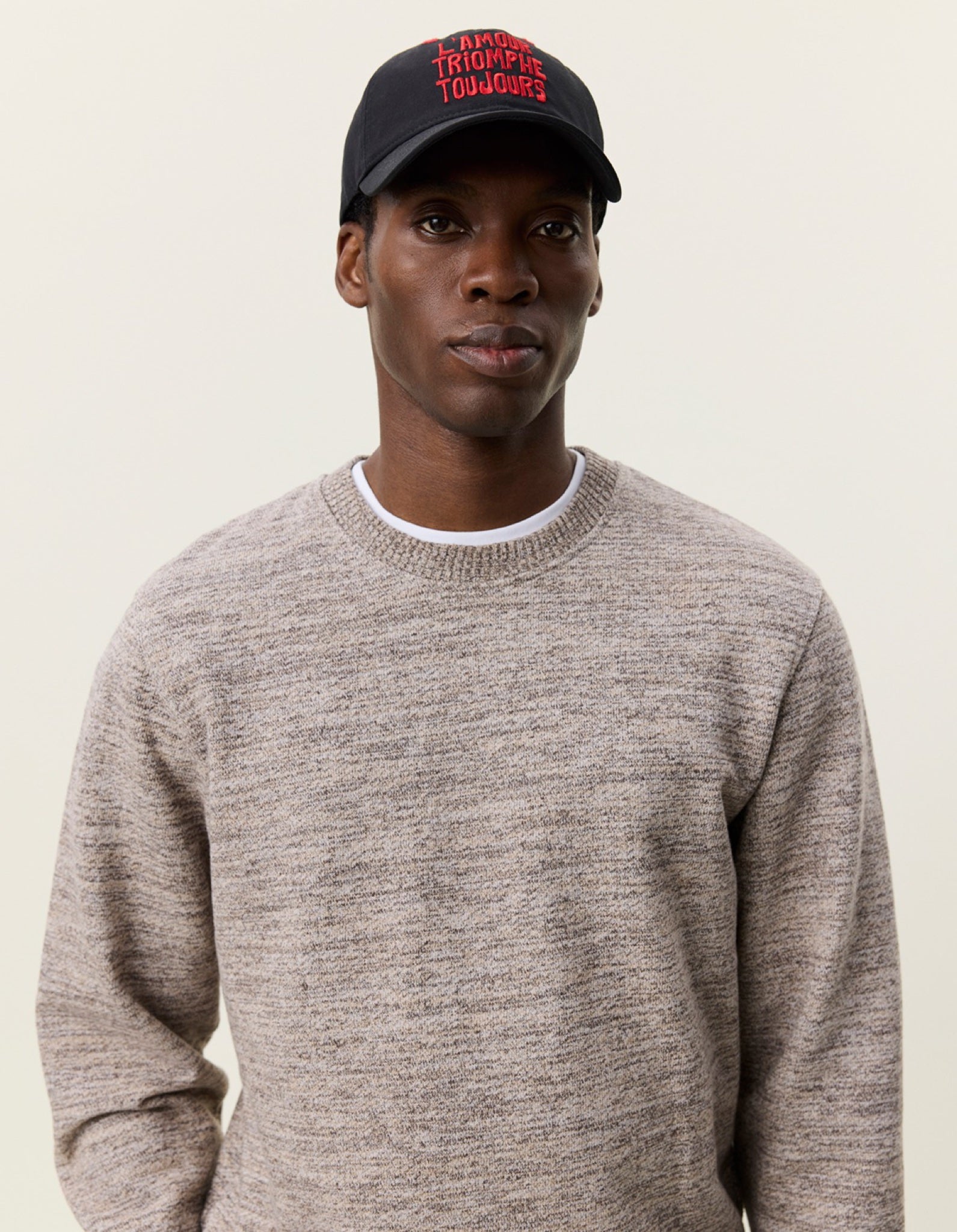 Mouline Sweatshirt en coton mouliné — Les Deux — Dark Sand — porté, de face | Appart 17 Bruxelles
