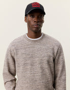 Mouline Sweatshirt en coton mouliné — Les Deux — Dark Sand — porté, de face | Appart 17 Bruxelles