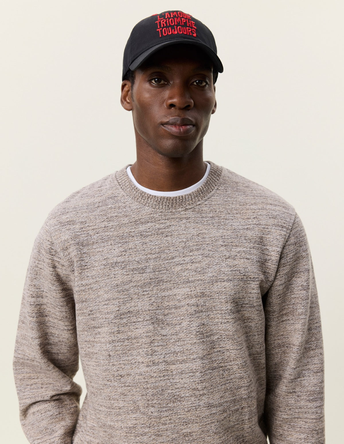 Mouline Sweatshirt en coton mouliné — Les Deux — Dark Sand — porté, de face | Appart 17 Bruxelles
