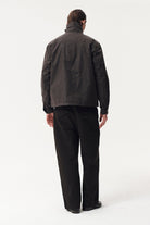 ZIP UP Veste imperméable en toile cirée, col velours amovible — Welter Shelter — Chocolate — porté 6 | Appart 17 Bruxelles