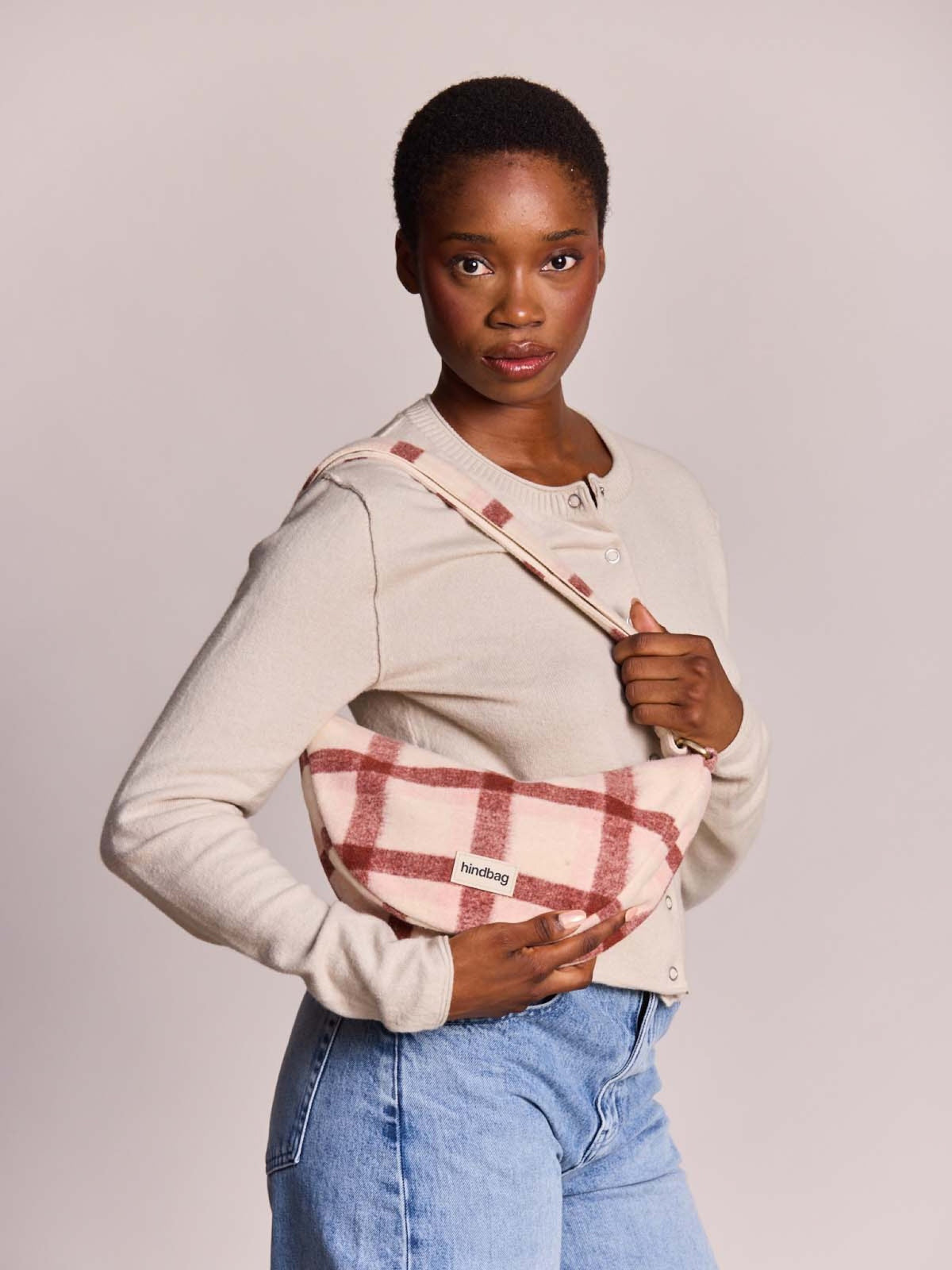 Hindbag Andrea Sac demi-lune d'hiver, velours, tartan ou effet laine — Hindbag — Tartan rose — porté | Appart 17 Bruxelles
