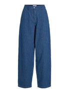 VIRIBA Jean barrel rayé longueur 32 — VILA — Dark Blue Denim — packshot de face | Appart 17 Bruxelles