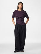 PCVICTORIA Top drapé asymétrique à manches courtes — Pieces — Plum Perfect — porté, de face, en pied 2 | Appart 17 Bruxelles