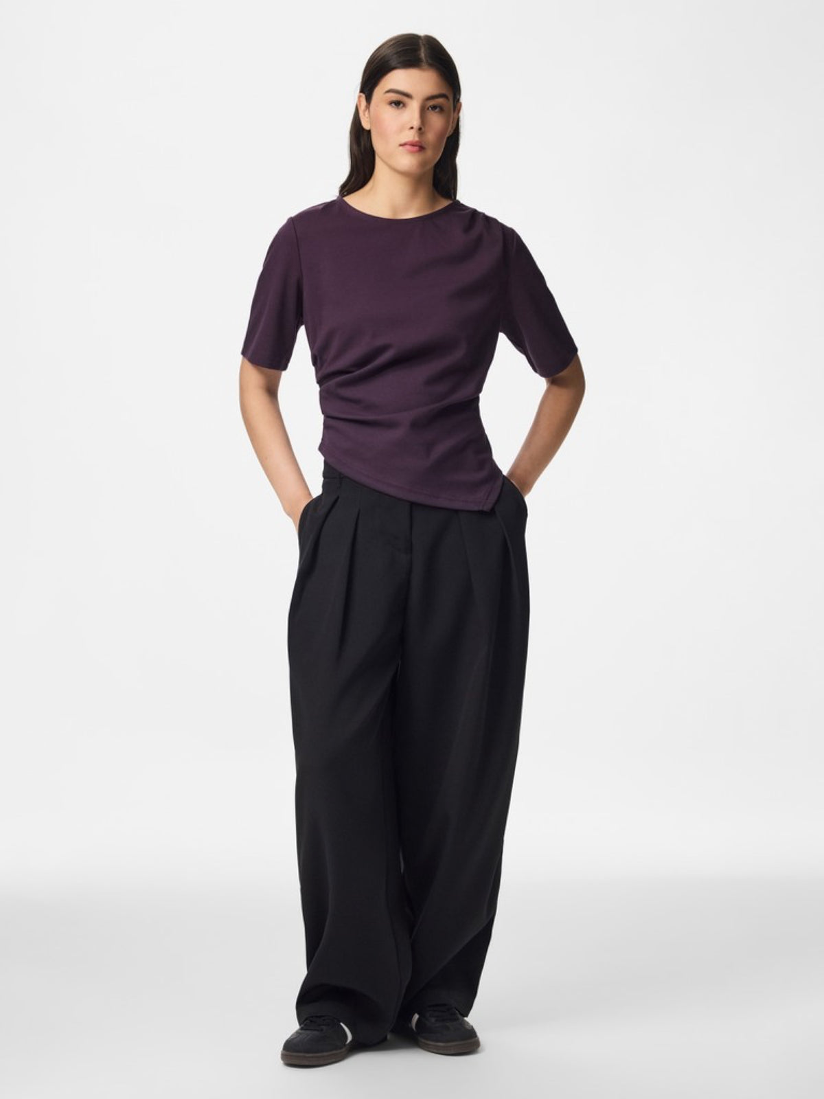 PCVICTORIA Top drapé asymétrique à manches courtes — Pieces — Plum Perfect — porté, de face, en pied 2 | Appart 17 Bruxelles