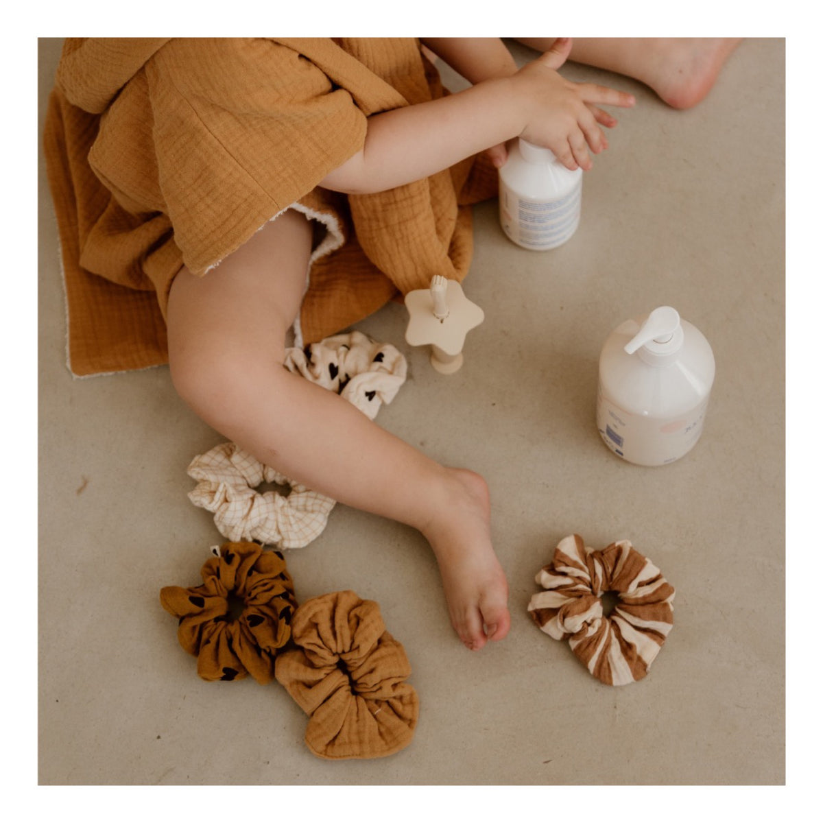 Chouchou en gaze de coton — Atelier Wagram — Rayures larges — autre vue 2 | Appart 17 Bruxelles