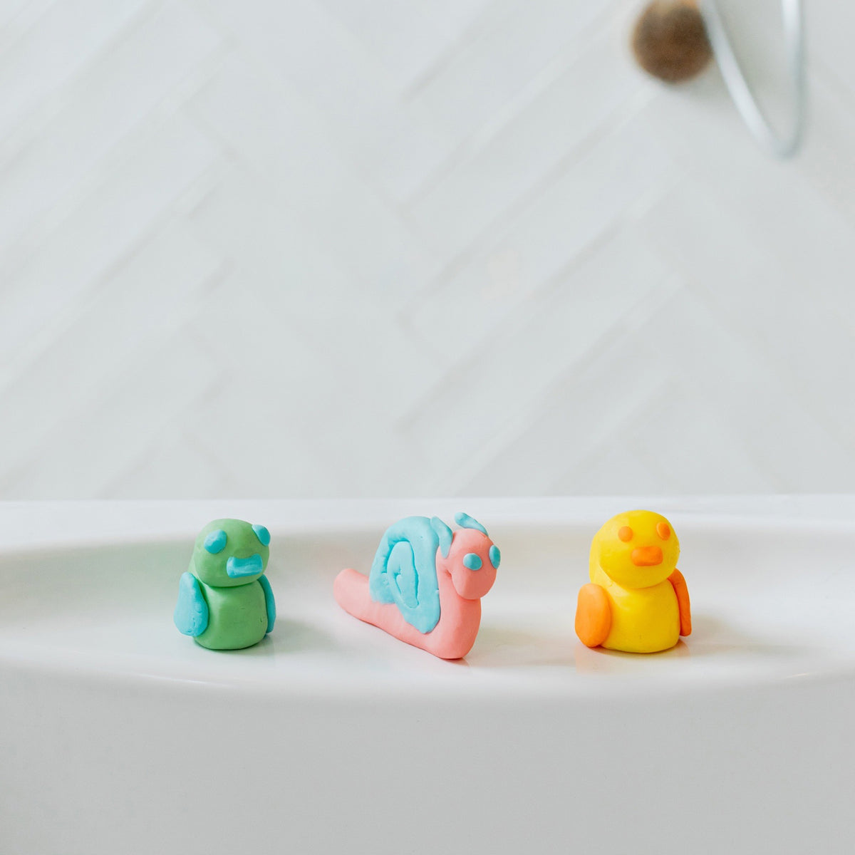 Pataploof, pâte à modeler lavante pour le bain 80 g — Nailmatic — Rose — autre vue 3 | Appart 17 Bruxelles