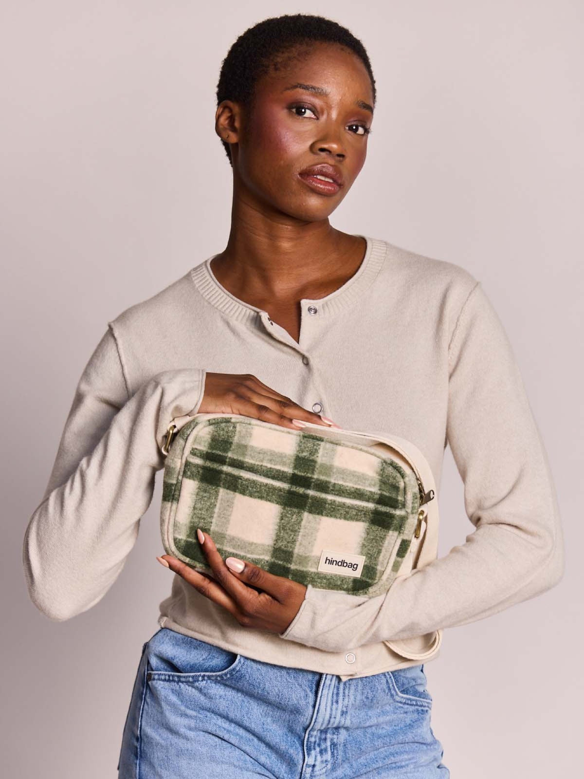 Hindbag Nino Sac bandoulière, tartan ou effet laine — Hindbag — Tartan vert — porté | Appart 17 Bruxelles