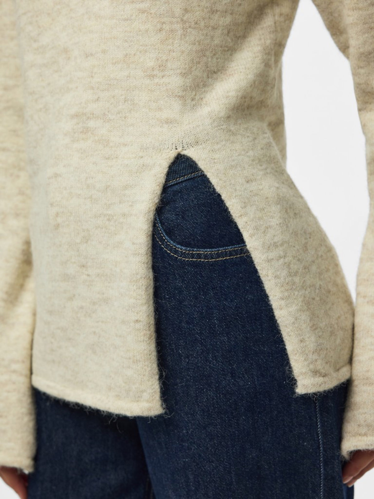 PCVALLIE Pull slim col rond à découpe et fente — Pieces — Whitecap Gray — détail de la fente 5 | Appart 17 Bruxelles
