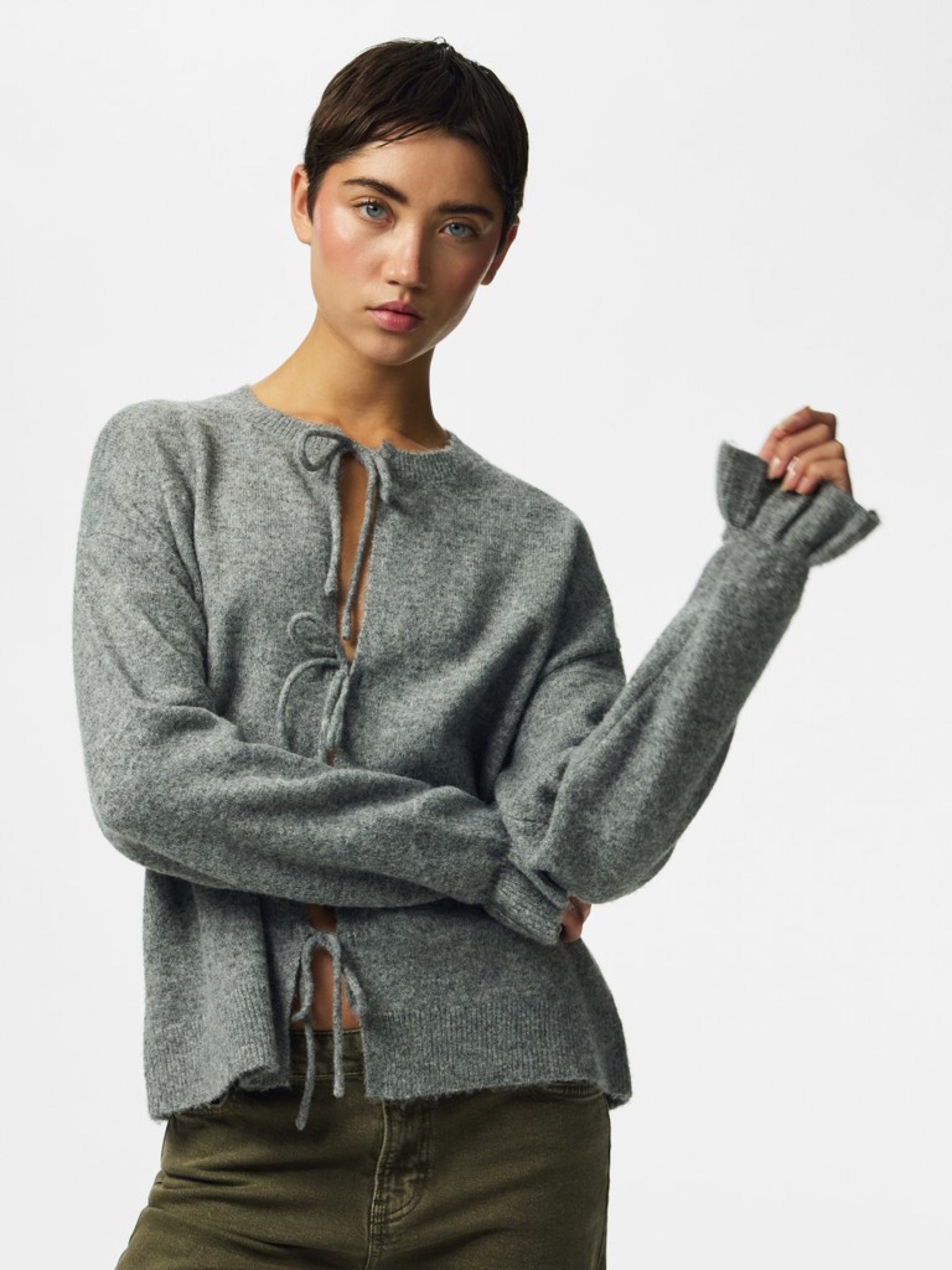 PCSALLY Cardigan réversible à nouer et poignets volantés — Pieces — Medium Grey Melange — porté | Appart 17 Bruxelles