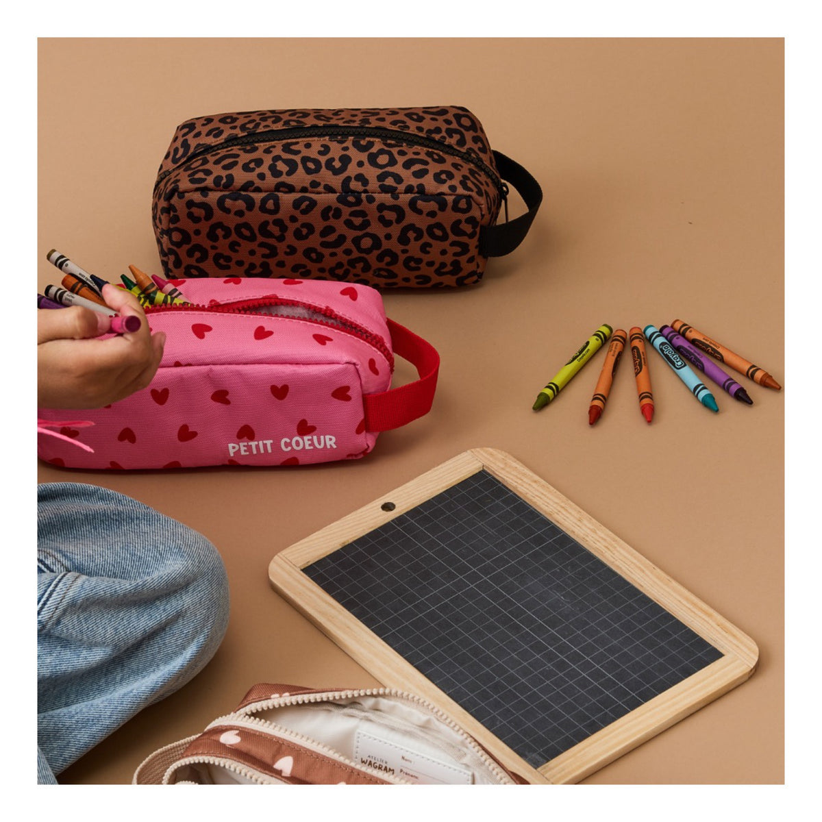 Trousse d'école simple — Atelier Wagram — Cœurs rouges fond rose — autre vue 4 | Appart 17 Bruxelles