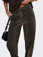 JDYBAY Pantalon barrel léopard taille haute — JDY — Fossil Leo — porté, détail de la coupe 6 | Appart 17 Bruxelles