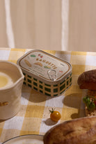 Paddywax Bistro Baguette Bougie parfumée boîte métal 127 g, 2 mèches — Paddywax — Rosemary & Thyme — en situation 4 | Appart 17 Bruxelles
