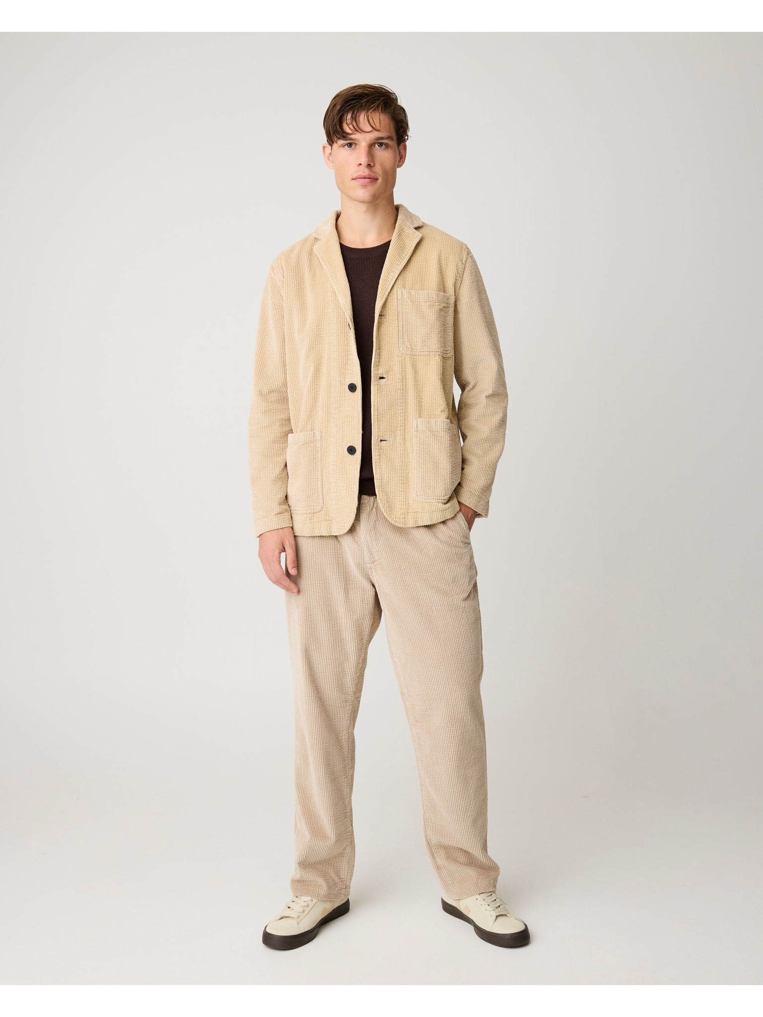 Pantalon Fig comfort en velours côtelé de coton bio, taille élastique — KnowledgeCotton Apparel — Gris clair chiné — porté | Appart 17 Bruxelles
