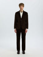 SLMREG-ENZO Pantalon en velours côtelé de coton bio — Selected Homme — Delicioso — porté, avec le blazer assorti 2 | Appart 17 Bruxelles