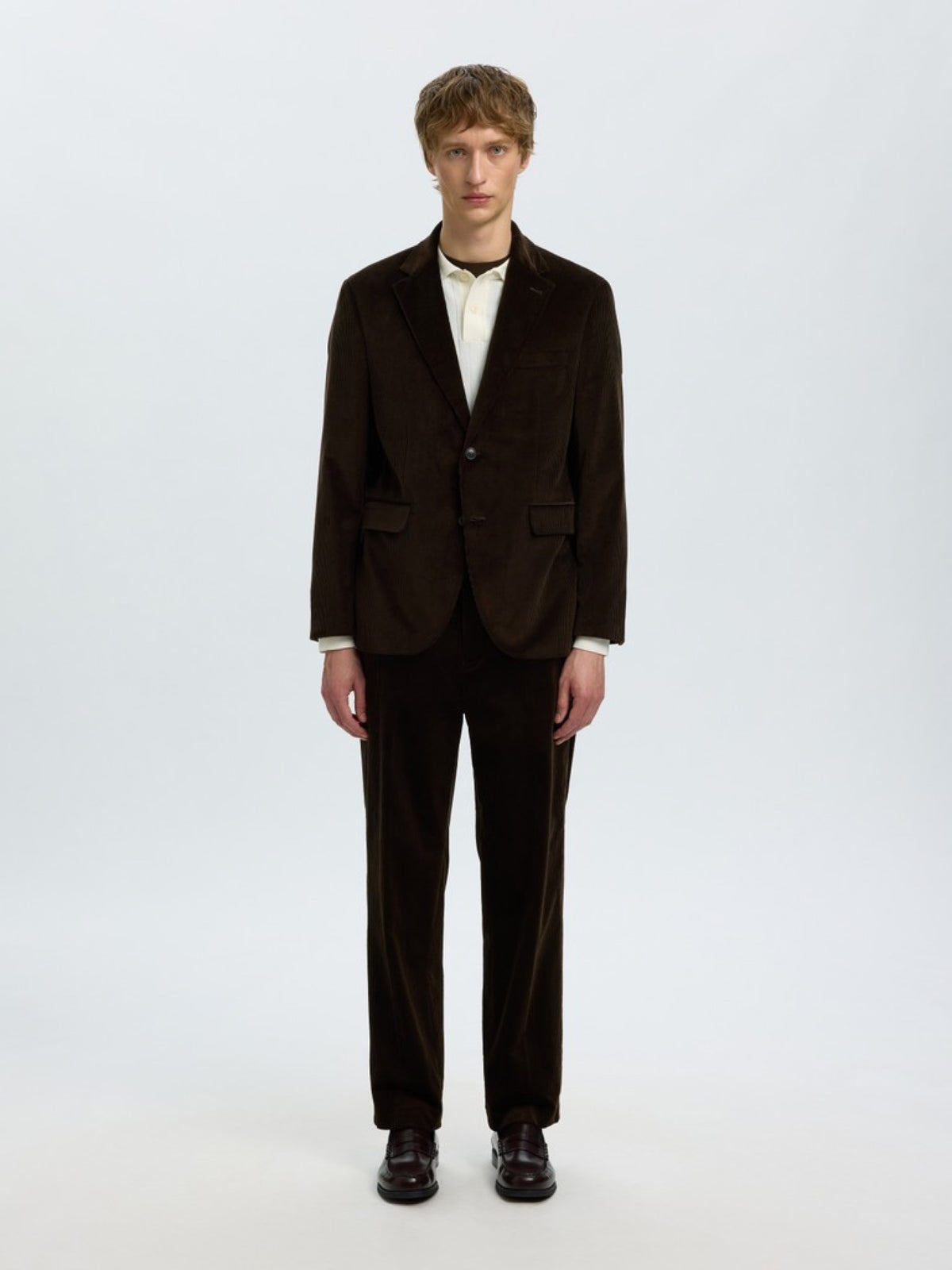 SLMREG-ENZO Pantalon en velours côtelé de coton bio — Selected Homme — Delicioso — porté, avec le blazer assorti 2 | Appart 17 Bruxelles