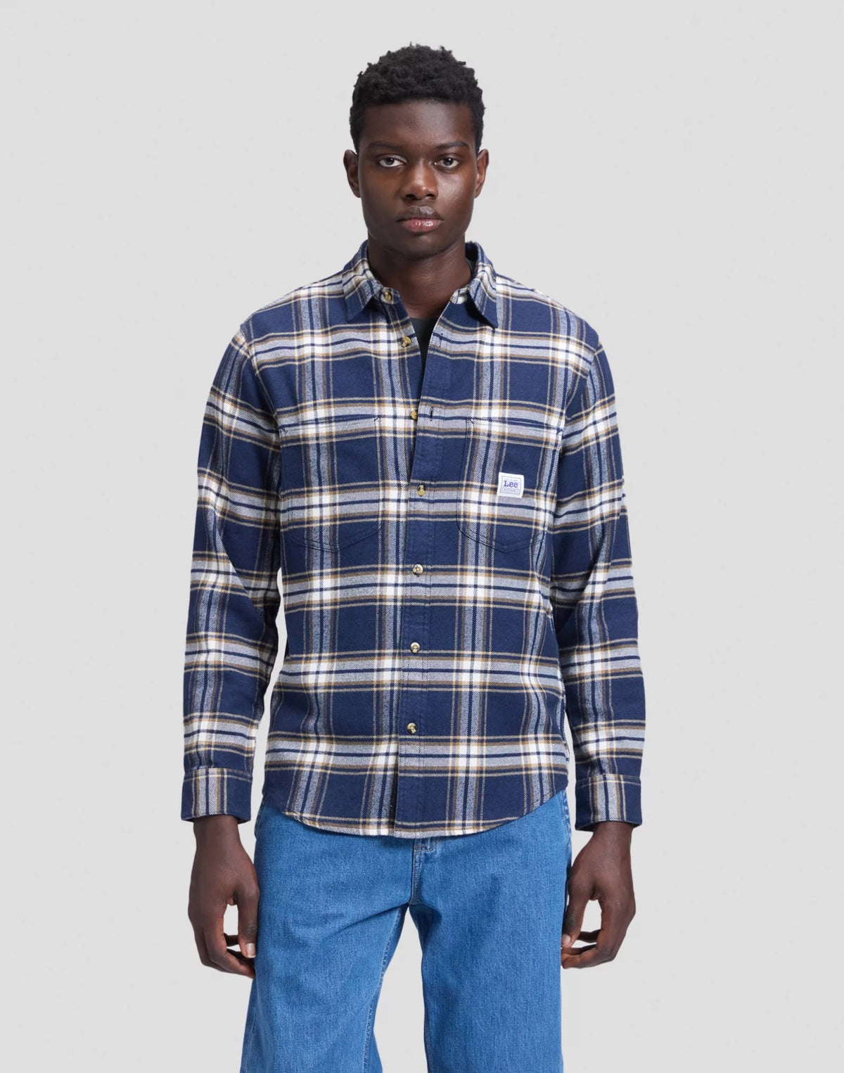 WORKWEAR Surchemise 2.0 en flanelle de coton régénératif — Lee — Insignia Blue — porté | Appart 17 Bruxelles