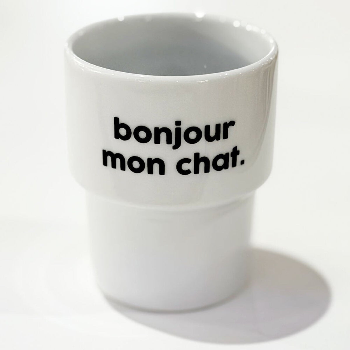 Félicie Aussi Gobelet « Bonjour mon chat » en porcelaine — Felicie Aussi — Bonjour mon chat — photo produit | Appart 17 Bruxelles