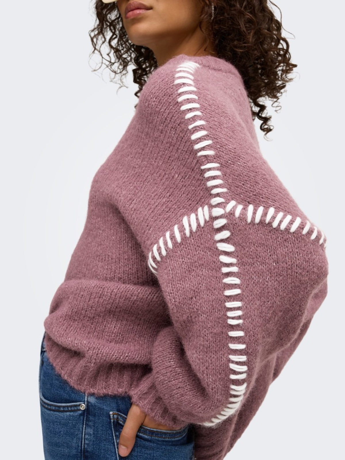 JDYZOEY Pull col rond en maille douce à surpiqûres contrastées — JDY — Grape Shake — détail des surpiqûres 5 | Appart 17 Bruxelles