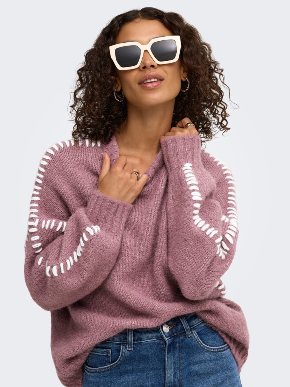 JDYZOEY Pull col rond en maille douce à surpiqûres contrastées — JDY — Grape Shake — porté 3 | Appart 17 Bruxelles