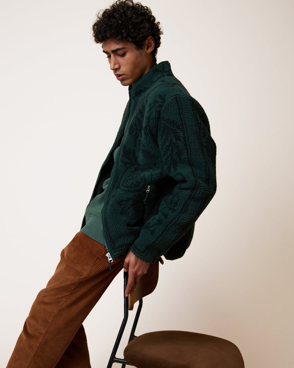 SENONCHE Veste polaire double face à motif jacquard placé — FAGUO — Vert foncé — porté, détail 6 | Appart 17 Bruxelles