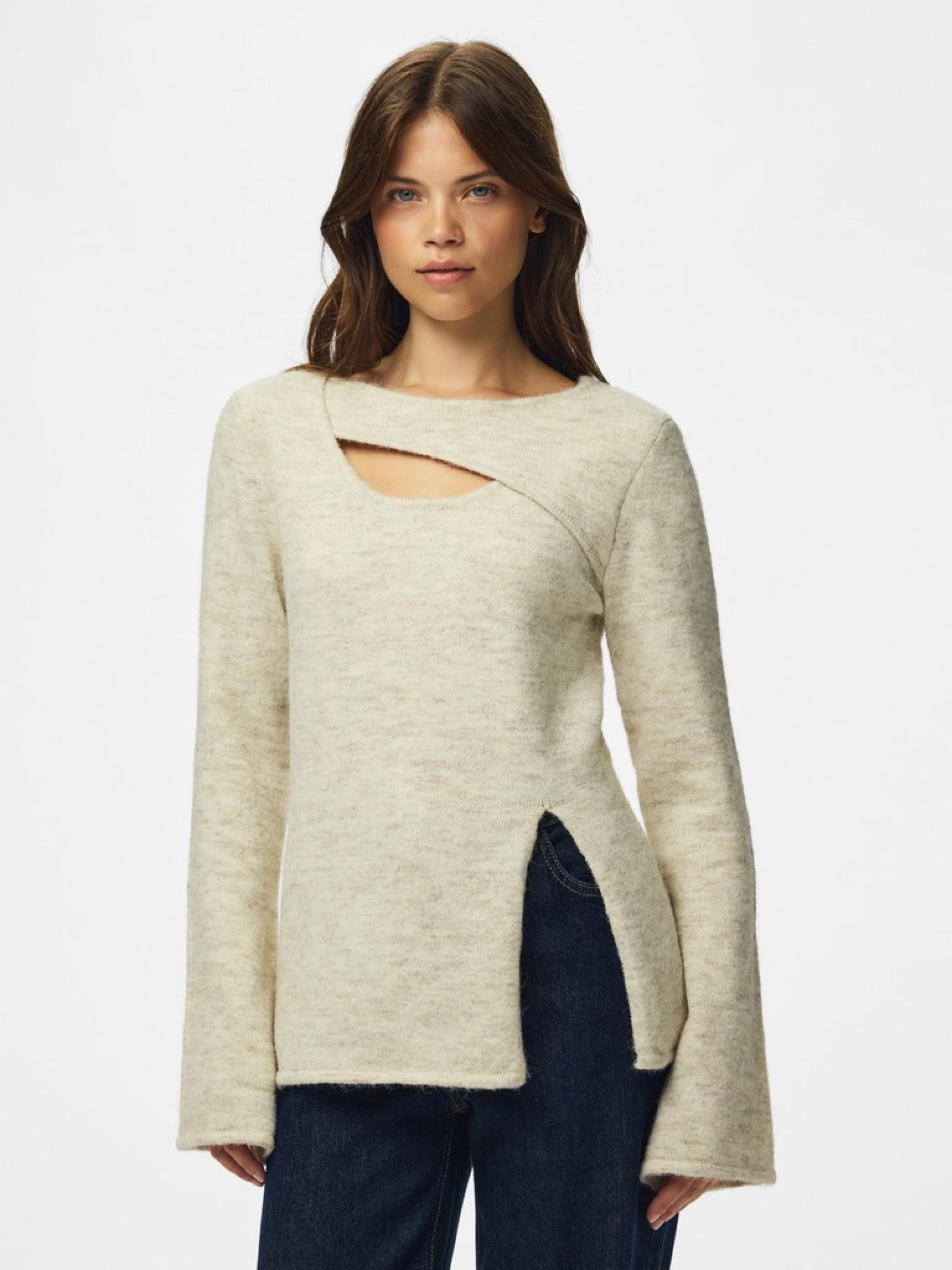 PCVALLIE Pull slim col rond à découpe et fente — Pieces — Whitecap Gray — porté | Appart 17 Bruxelles