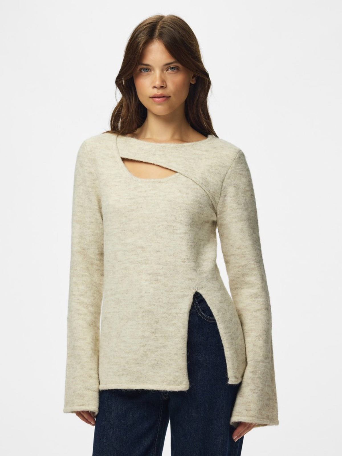 PCVALLIE Pull slim col rond à découpe et fente — Pieces — Whitecap Gray — porté | Appart 17 Bruxelles