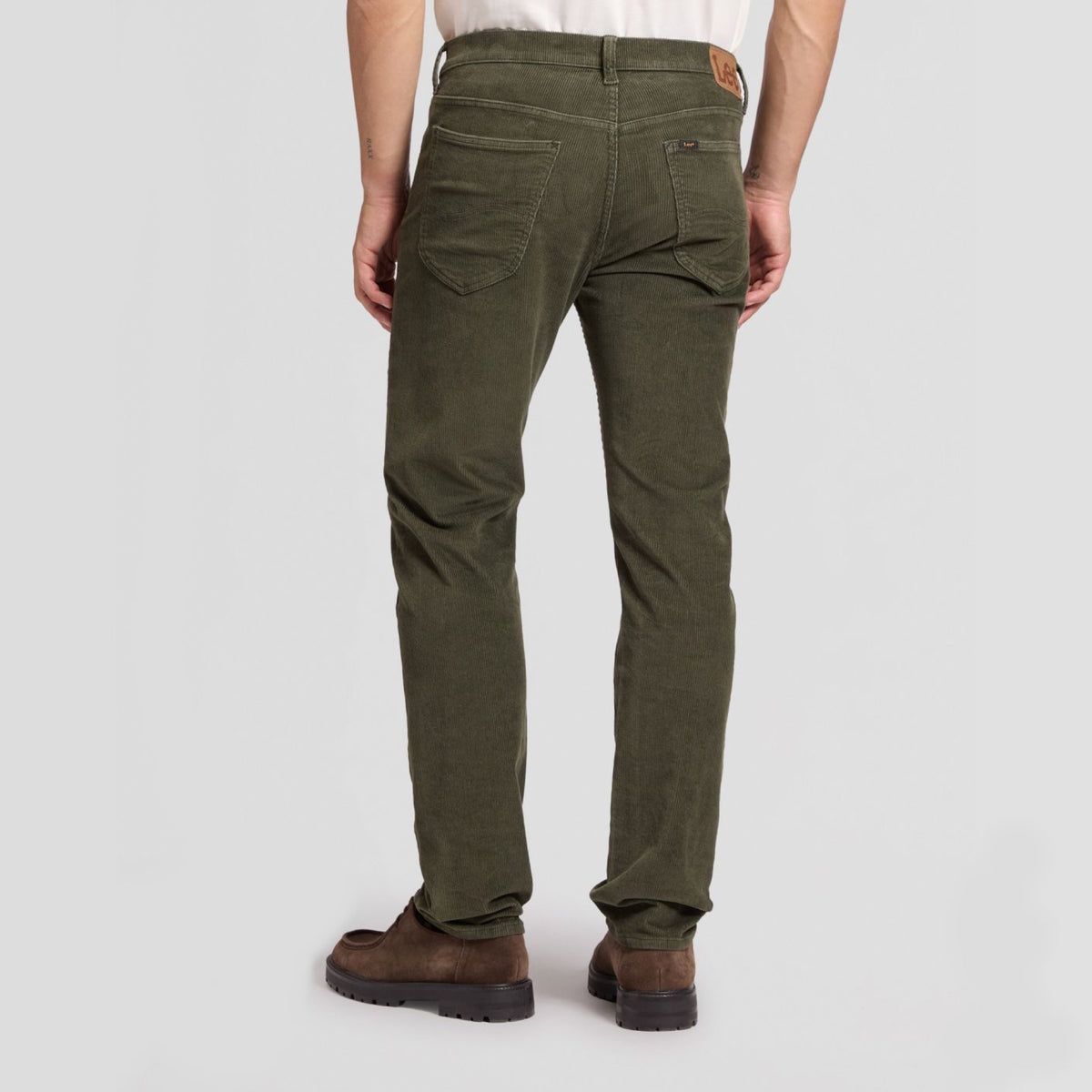 LEE DAREN Pantalon velours côtelé — Lee — Deep Depths — porté, vue de dos | Appart 17 Bruxelles