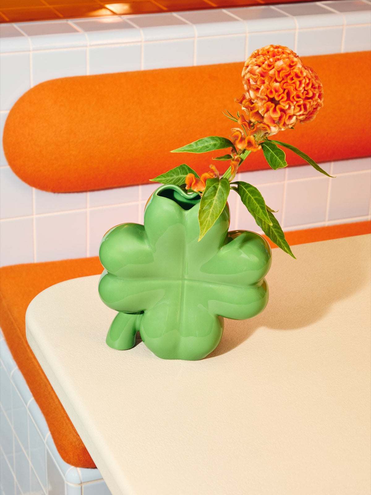 Fluid Market Vase Trèfle en céramique — Fluid Market — Vert — en situation 2 | Appart 17 Bruxelles