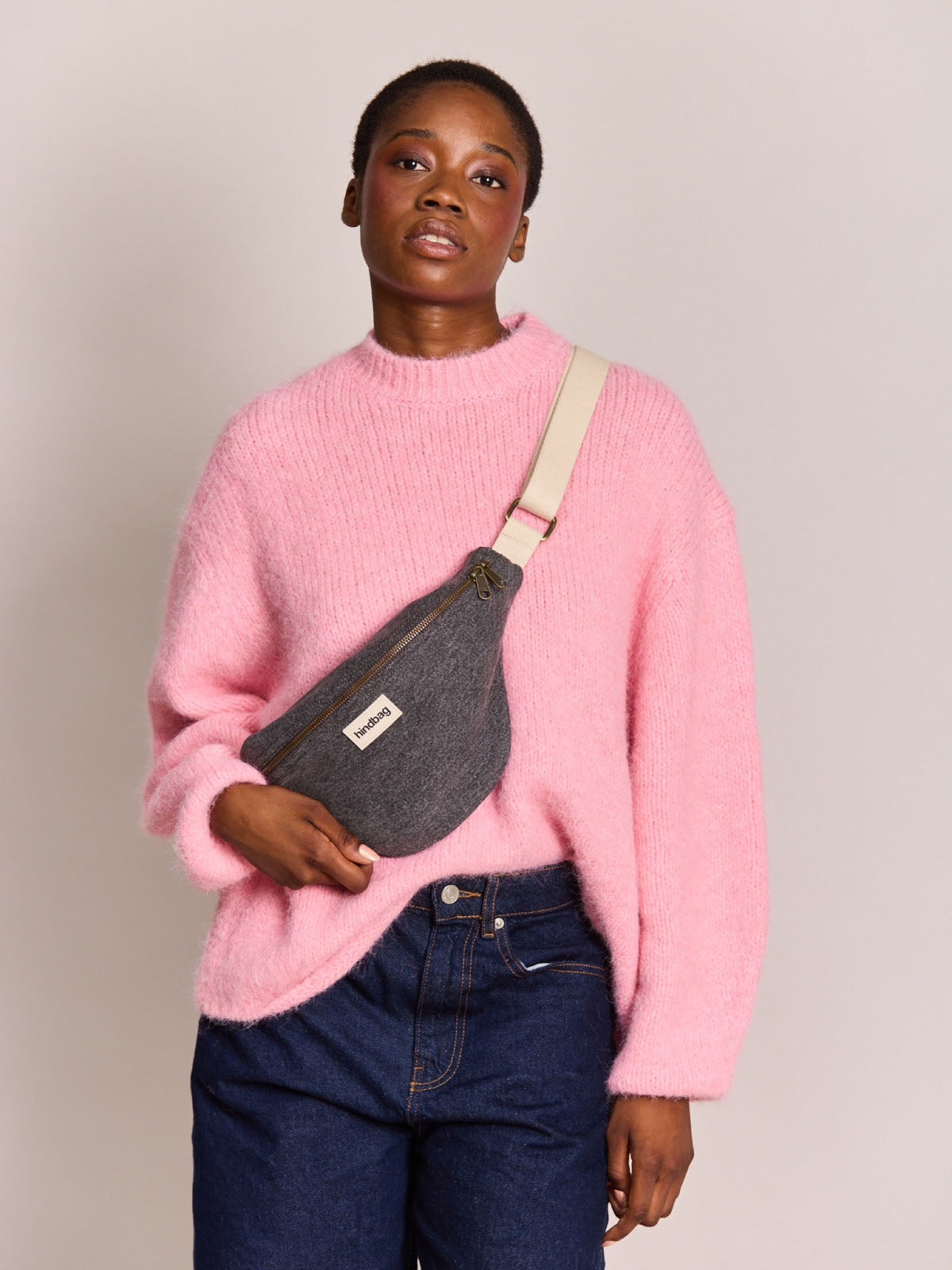 Hindbag Banane Olivia — Hindbag — Denim gris foncé — porté | Appart 17 Bruxelles