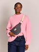 Hindbag Banane Olivia — Hindbag — Denim gris foncé — porté | Appart 17 Bruxelles