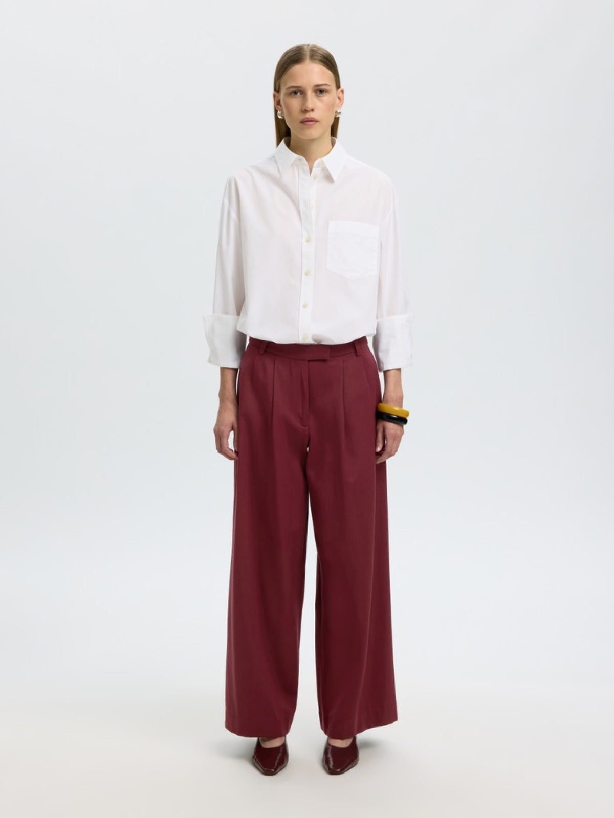Selected Femme SLWTHILDE Pantalon extra large taille haute en laine et coton — Selected Femme — Tawny Port — porté, vue 2 3 | Appart 17 Bruxelles
