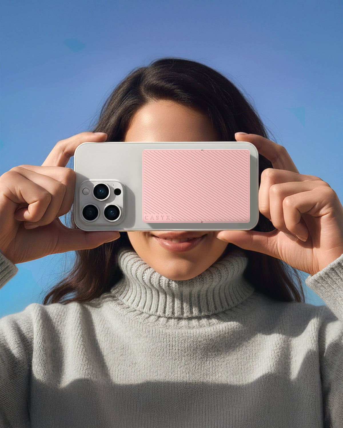 Batterie externe à induction aimantée 5 000 mAh — Casyx — Rose — en main | Appart 17 Bruxelles