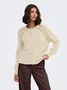 JDYZOEY ELLA Cardigan en maille à surpiqûres contrastées — JDY — Oatmeal — porté | Appart 17 Bruxelles
