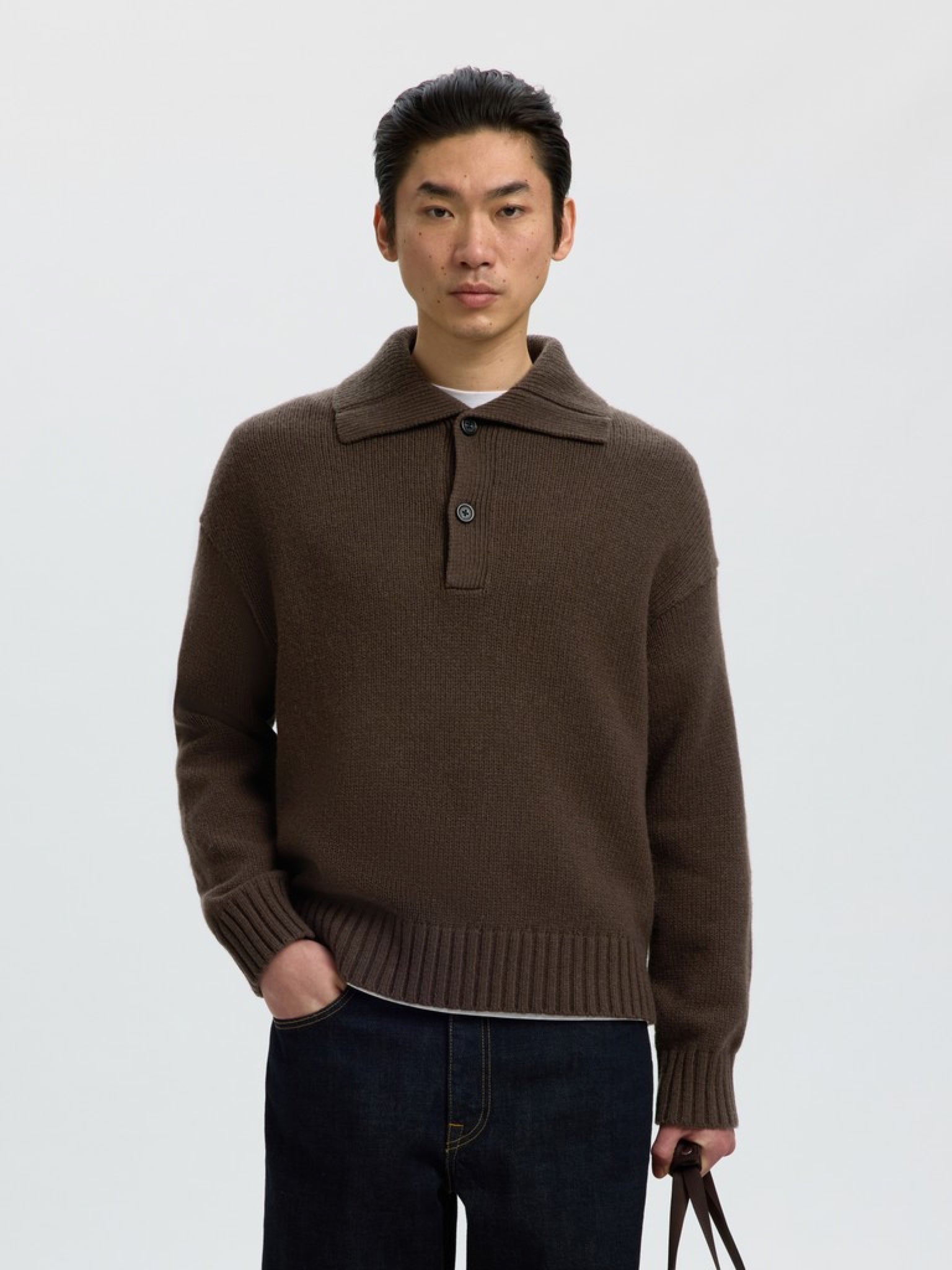 SLMCODY Polo en maille de laine, coupe décontractée — Selected Homme — Turkish Coffee — porté, de face | Appart 17 Bruxelles