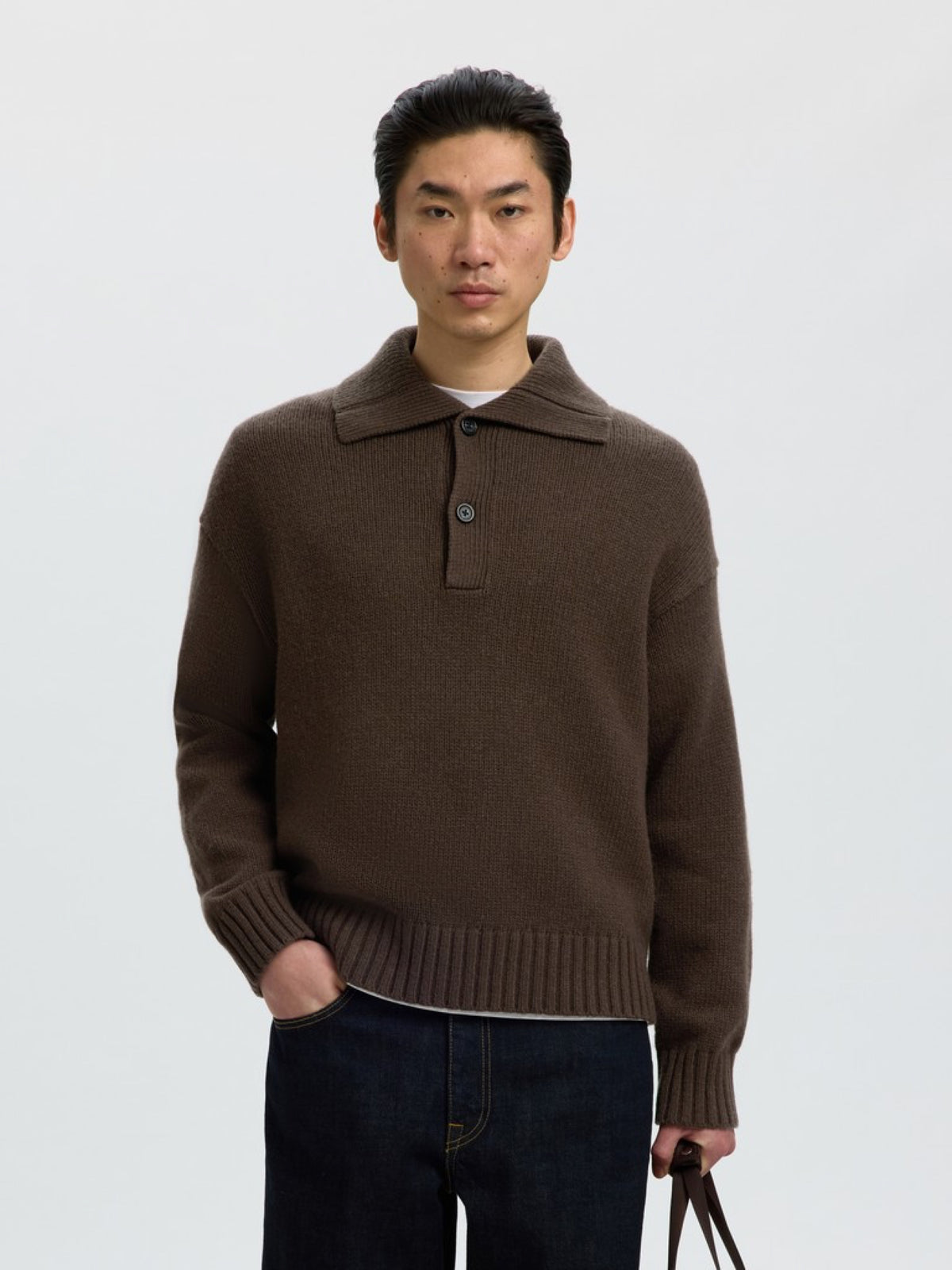 SLMCODY Polo en maille de laine, coupe décontractée — Selected Homme — Turkish Coffee — porté, de face | Appart 17 Bruxelles