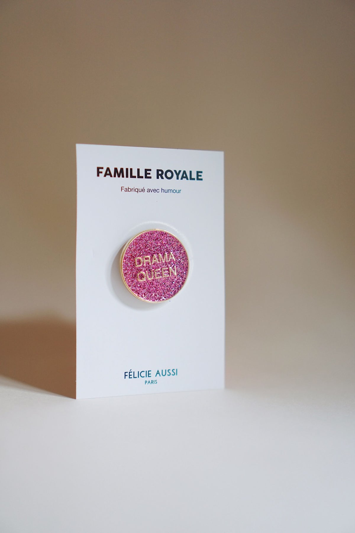 Pin's « Drama Queen » — Félicie Aussi — Rose pailleté — photo produit | Appart 17 Bruxelles