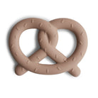 Jouet de dentition en silicone — Mushie — Bretzel — packshot | Appart 17 Bruxelles