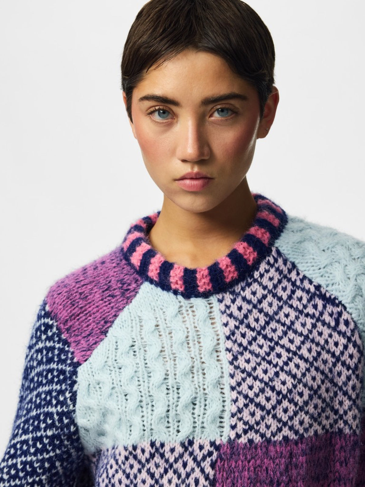 PCFUSION Pull oversize en grosse maille patchwork colorblock — Pieces — Sachet Pink — porté, buste 6 | Appart 17 Bruxelles