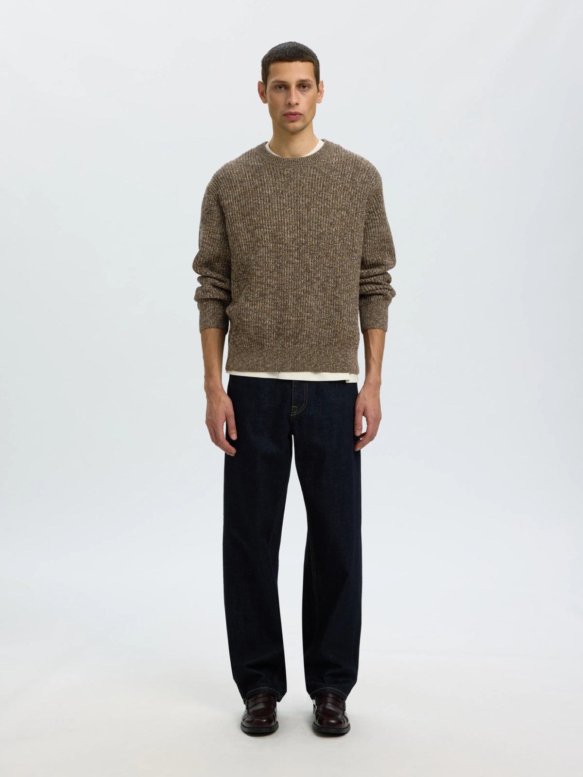 SLMTILUM Pull col rond en maille chinée coton bio — Selected Homme — Turkish Coffee — porté en pied | Appart 17 Bruxelles
