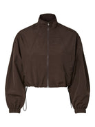 PCJABINA Blouson court zippé col montant à cordons — Pieces — Delicioso — packshot 8 | Appart 17 Bruxelles
