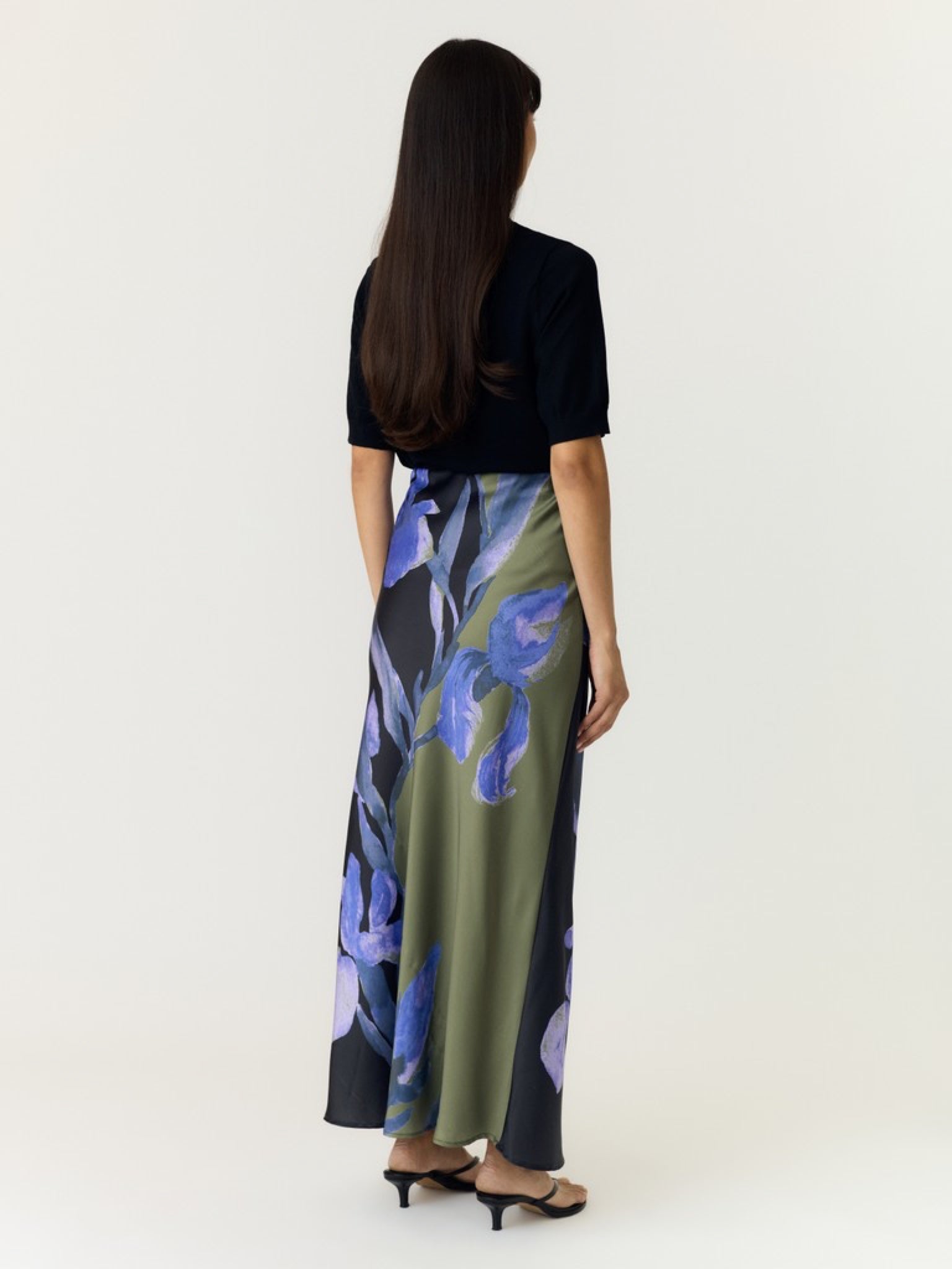 YASPELLA Jupe longue en satin imprimé iris — YAS — Black Etira print — porté 4 | Appart 17 Bruxelles
