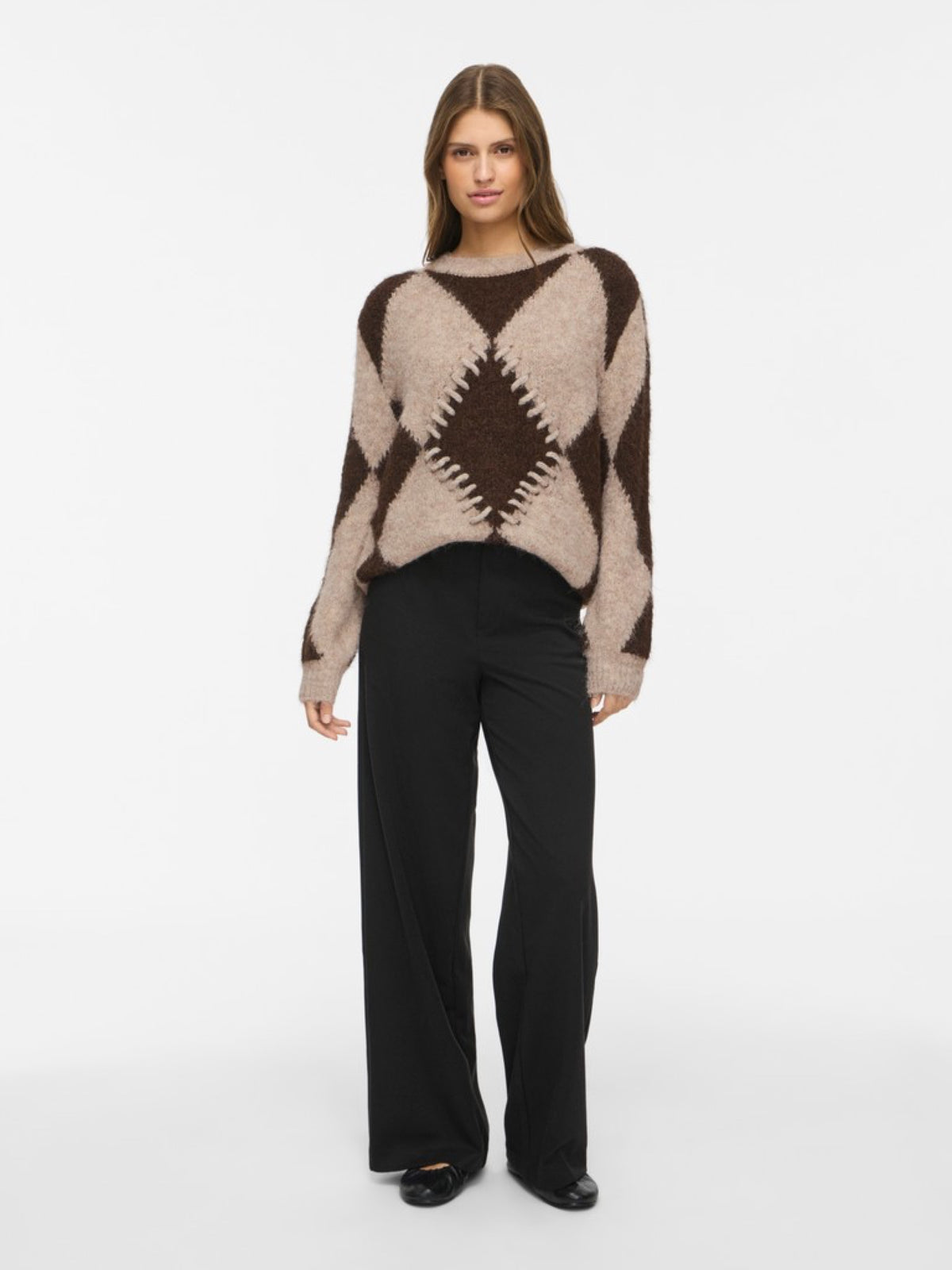 VITORA Pull en jacquard à losanges et point de feston — VILA — Natural Melange / Coffee Bean — porté, en pied 2 | Appart 17 Bruxelles