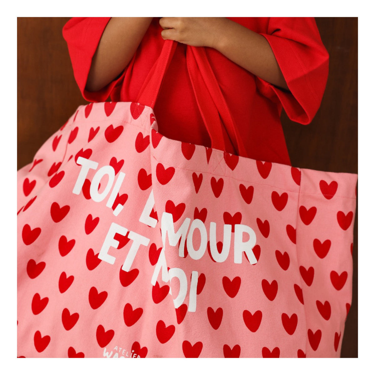 Cabas XL en toile de coton à message — Atelier Wagram — « Toi, l'amour et moi » rose et rouge — autre vue 2 | Appart 17 Bruxelles