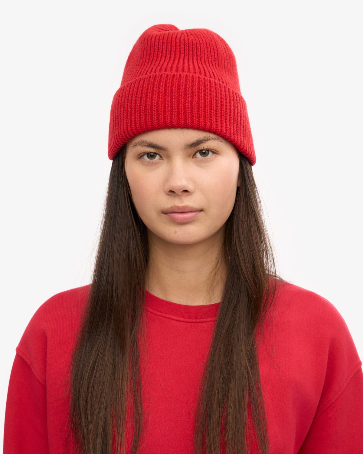 Colorful Standard Merino Wool Beanie Bonnet laine mérinos recyclée — Colorful Standard — Scarlet Red — porté, vue de face | Appart 17 Bruxelles