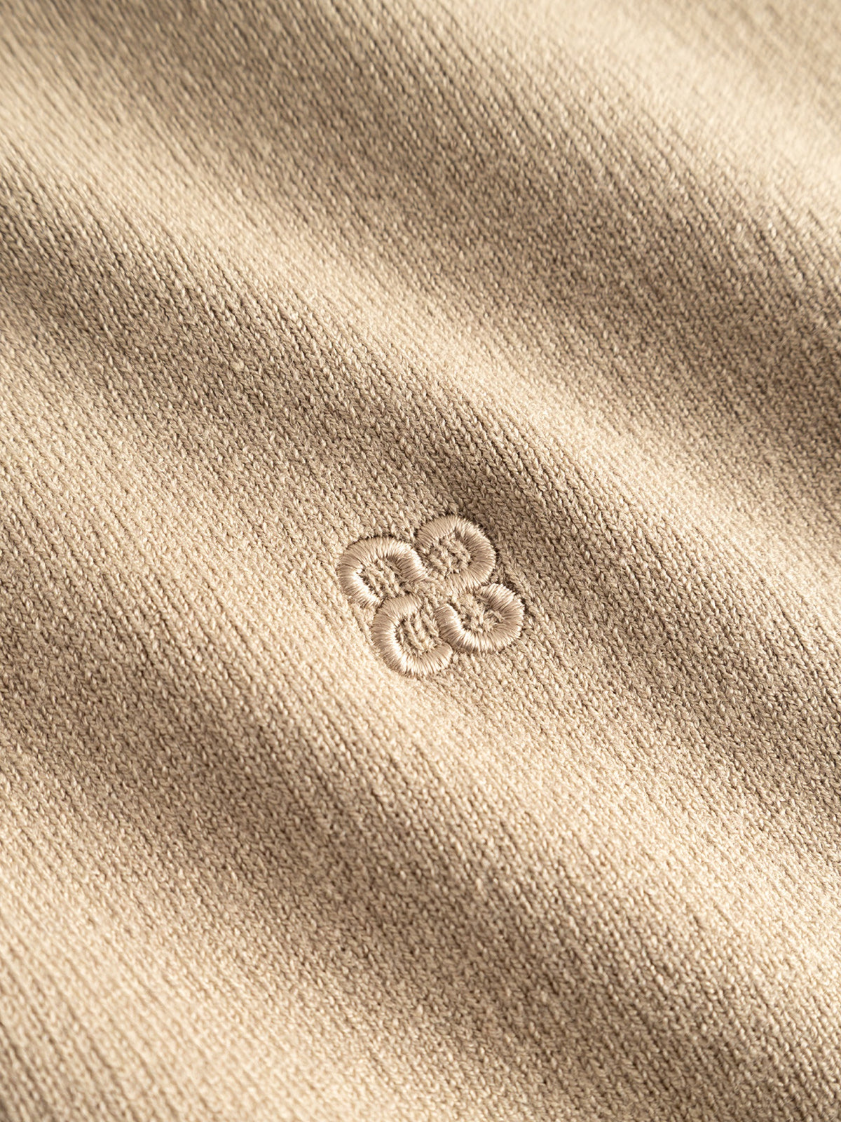 GABadriel Pull demi-zip en maille Lume, col montant — Gabba — Sand Crocker — détail de la broderie 4 | Appart 17 Bruxelles