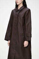 Rains NARA Long W Jacket Imperméable long cintré à capuche amovible — Rains — Bark — porté, buste 3 | Appart 17 Bruxelles